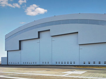Çin Prefabrik Eğri Çatı Sistemi Elektrikli Sürgülü Kapılarlı Çelik Uçak Hangarları Tedarikçi